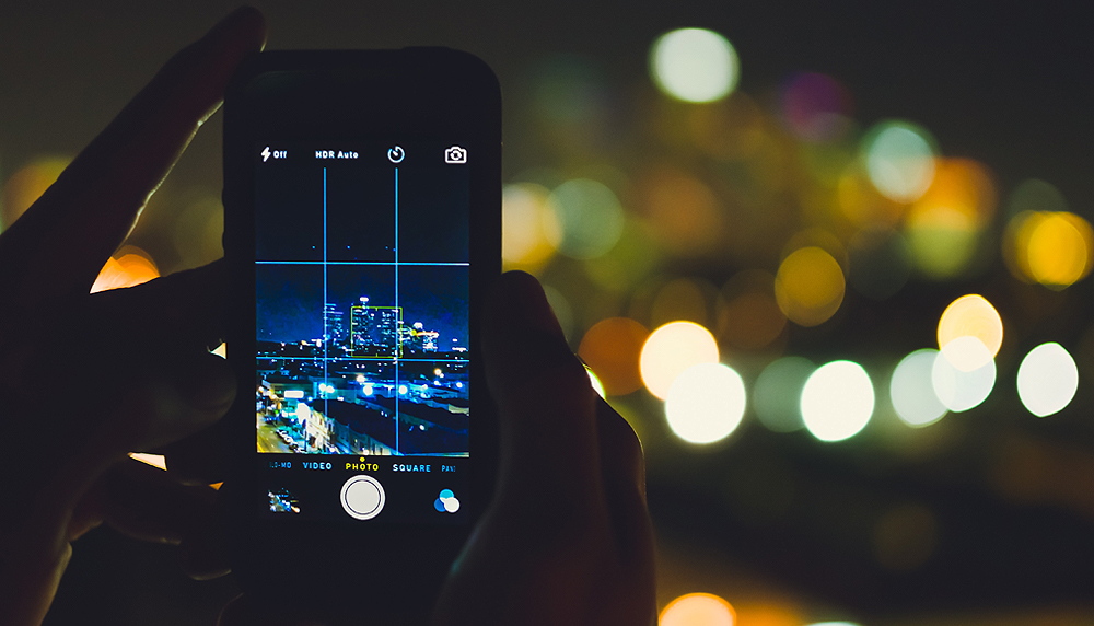 스마트폰으로 도시 밤 풍경 찍는 사진